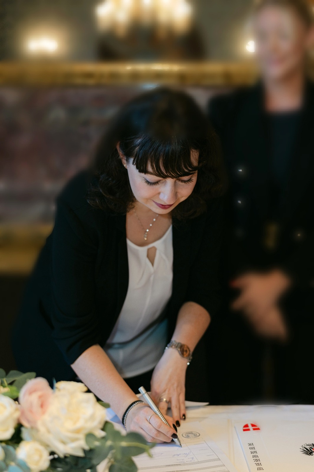 Monika Schulz bei einer Unterzeichnung